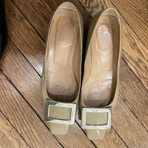 Beige patent leather classic roger vivier flats